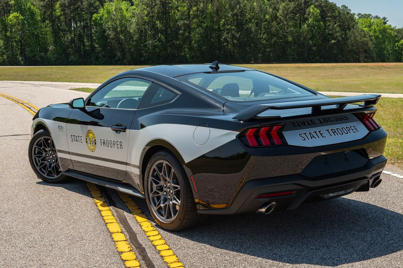 Валить и защищать: новые Ford Mustang GT поступили в полицию