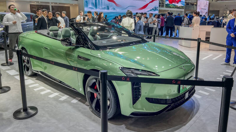 К Пекинскому мотор-шоу Hongqi ЕH7 лишился пары дверей и крыши