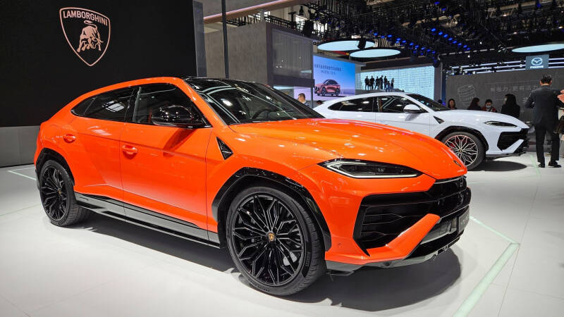 Бык с розеткой: Lamborghini показала гибридный Urus