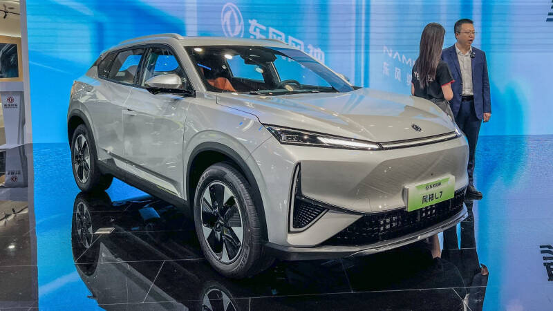 Мы пощупали новый паркетник Dongfeng с «парящей» крышей