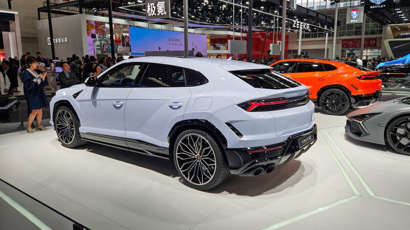 Бык с розеткой: Lamborghini показала гибридный Urus