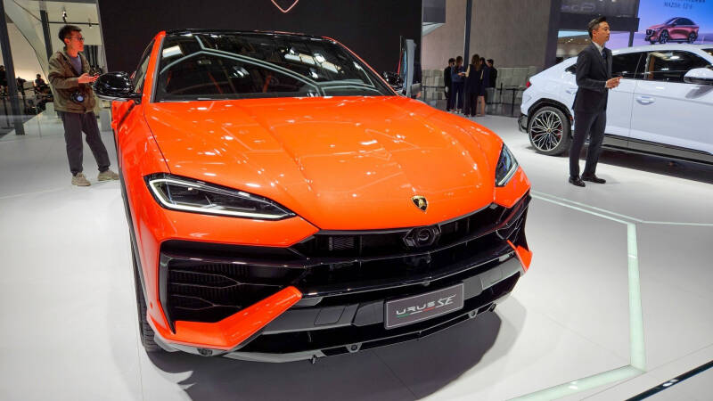 Бык с розеткой: Lamborghini показала гибридный Urus
