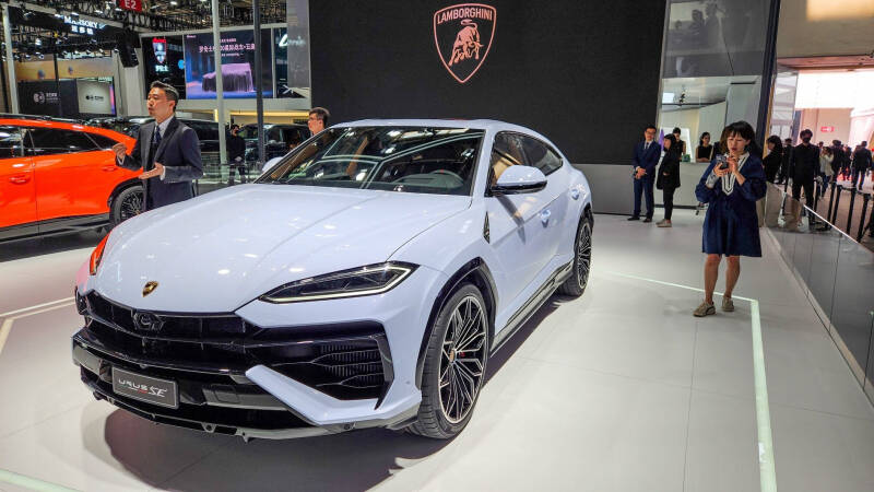 Бык с розеткой: Lamborghini показала гибридный Urus