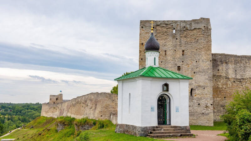 Изборск: крепости, озера и музеи