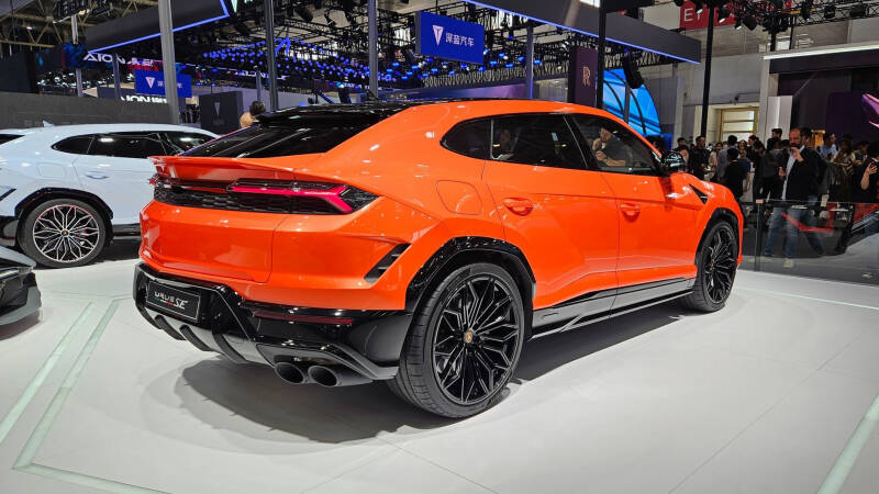 Бык с розеткой: Lamborghini показала гибридный Urus