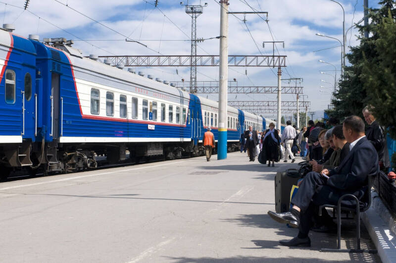 Специалисты МФТИ использовали нейросеть для оптимизации движения поездов в Казахстане
