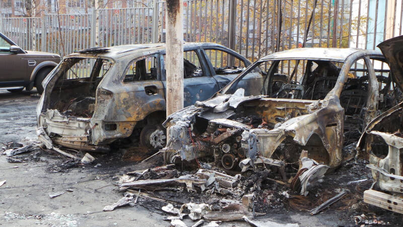 Автовладельцам объяснили, как возместить ущерб за сгоревшую на стоянке машину