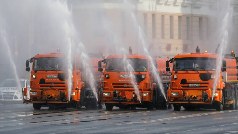Зачем поливальные машины направляют струи вверх