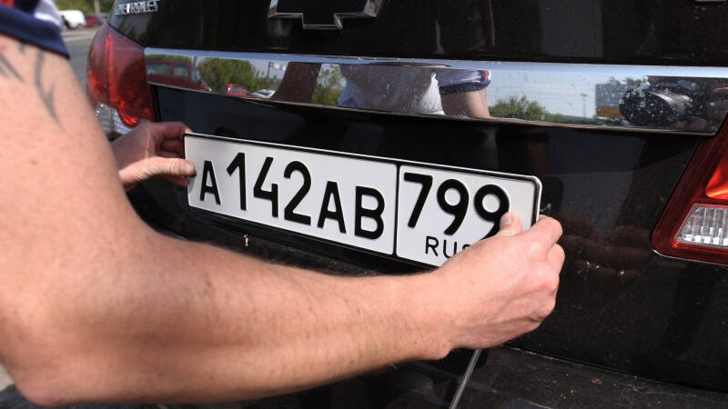 Можно ли крепить автомобильные номера без рамок или на крыше
