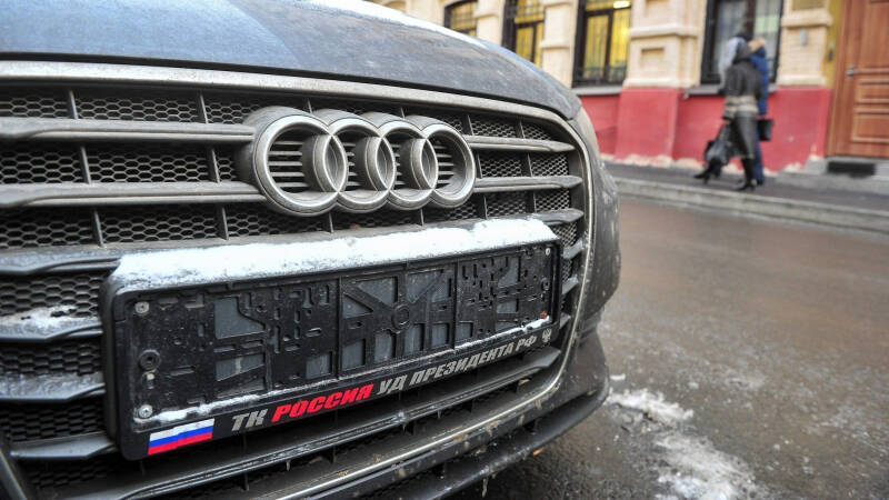 Можно ли крепить автомобильные номера без рамок или на крыше