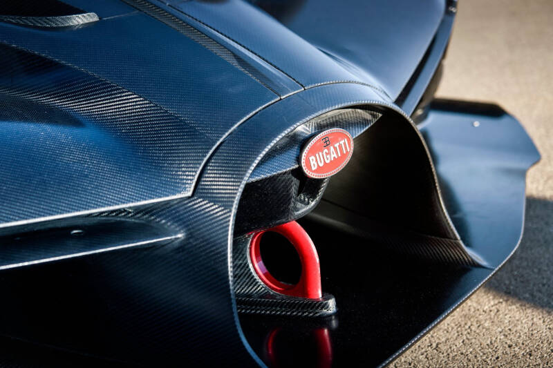 Купи Bugatti — получи АЗС бесплатно