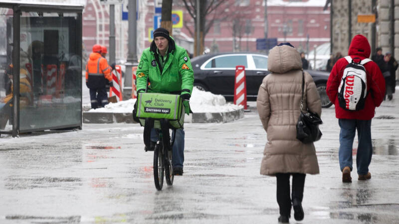 В России будут бороться с опасной ездой курьеров на электровелосипедах