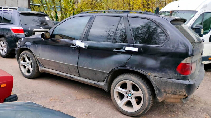 У россиянина отобрали BMW X5 за 503 неоплаченных штрафа