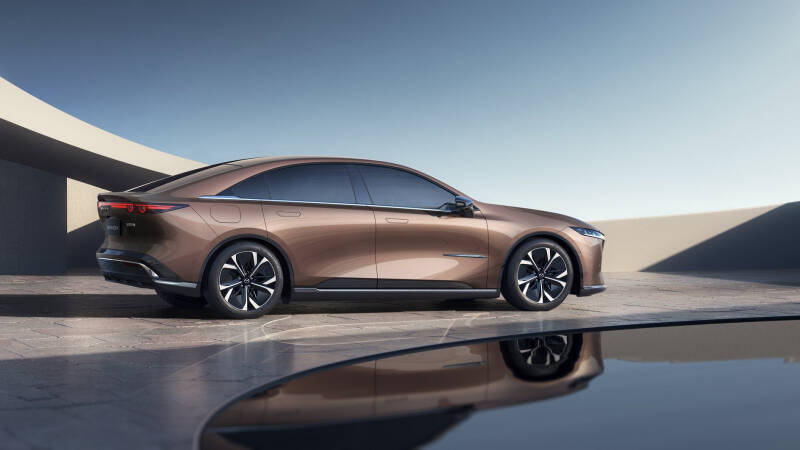 Появился «Москвич 8» и вернулась Lada Largus