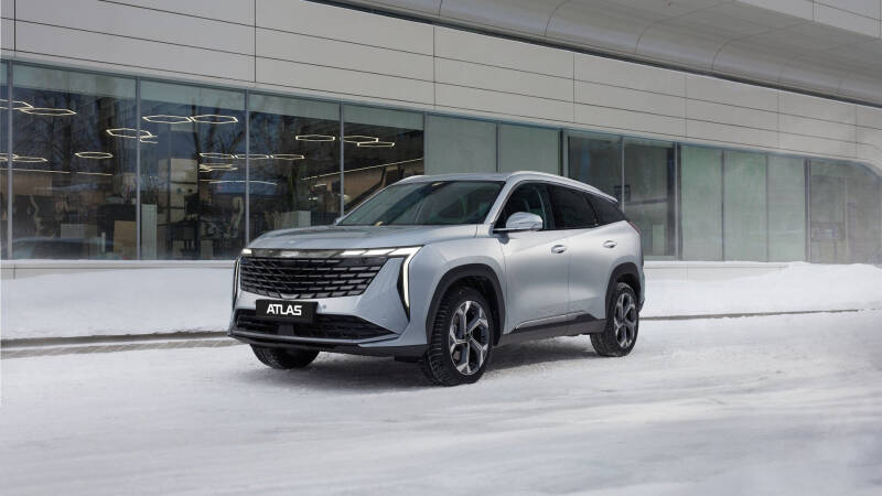 Стали известны цены на новую версию кроссовера Geely Atlas