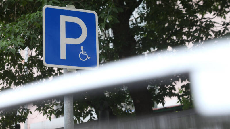 Машины инвалидов предложено не задерживать и не отправлять на штрафстоянки