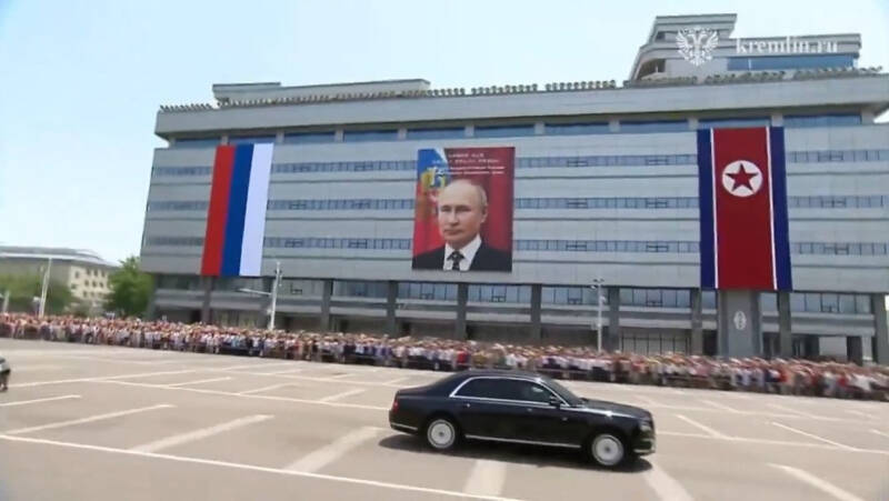 Путин подарил Ким Чен Ыну «Аурус», адмиральский кортик и чайный сервиз