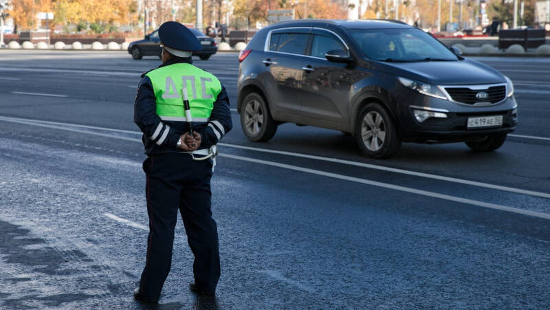 Кто к кому должен подойти, если инспектор ДПС остановил машину