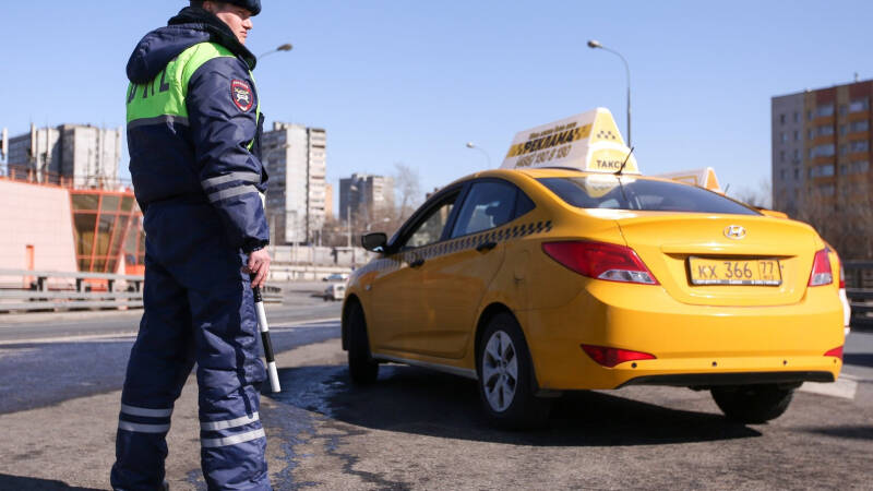 В регионах запретили иностранцам работать в такси. Что произошло?