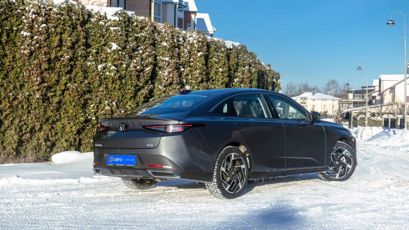 Тест-драйв Changan Lamore: странный седан из Китая