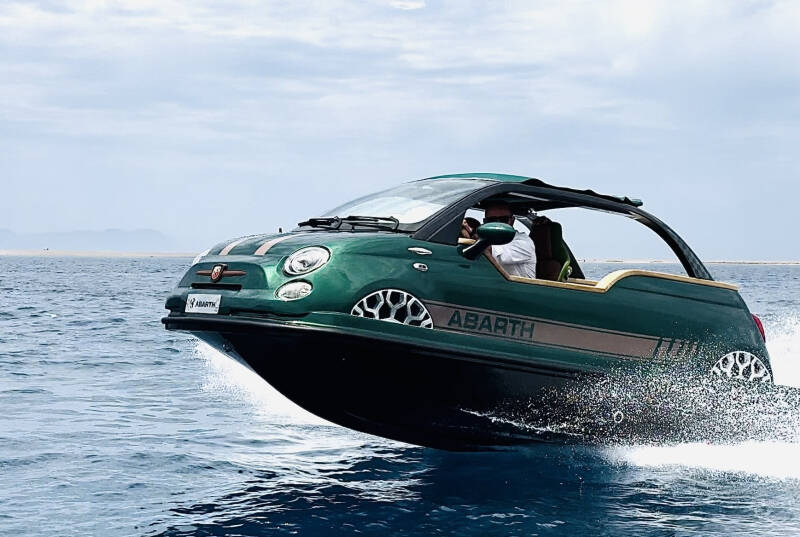 Хот-хэтч Abarth превратили в скоростной катер