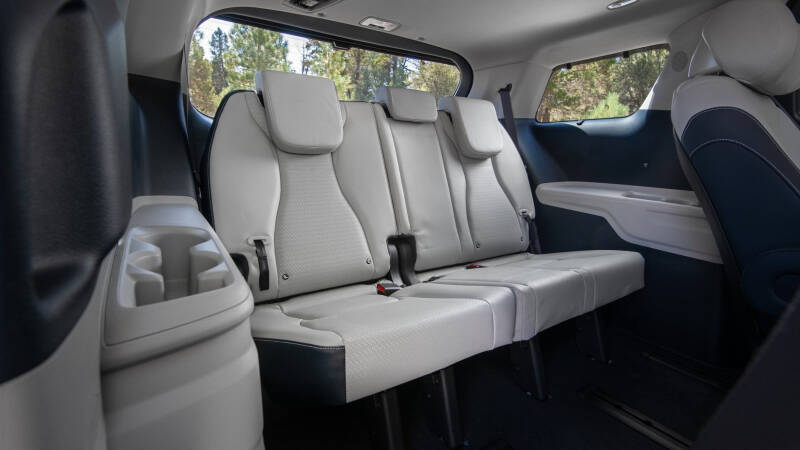 Обновленный Kia Carnival появился в продаже в России