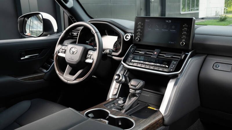 Toyota решила обновить Land Cruiser 300: его лишат DVD и сделают безопаснее