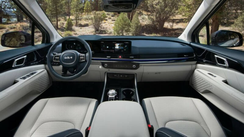 Обновленный Kia Carnival появился в продаже в России