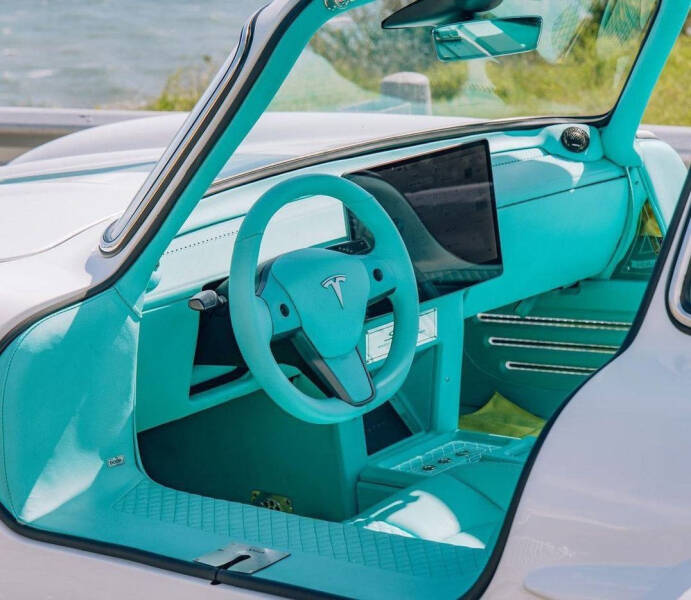 Tesla Model 3 одели в кузов Mercedes-Benz 300 SL Gullwing