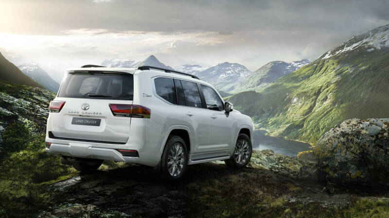Toyota решила обновить Land Cruiser 300: его лишат DVD и сделают безопаснее