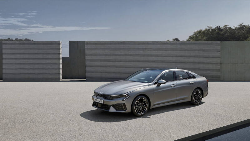 Названы пять автомобилей на замену Toyota Camry