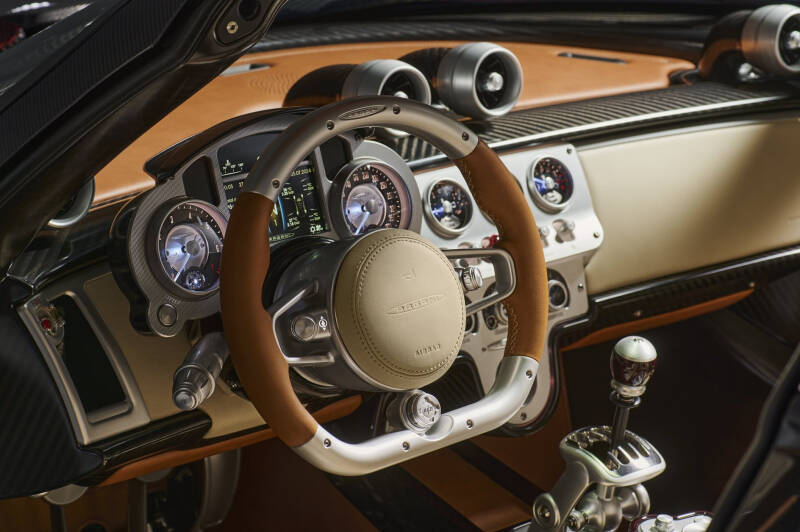 Роботов не любят даже покупатели гиперкара Pagani