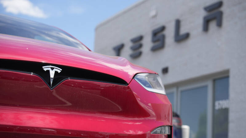 Больше половины владельцев Tesla возвращаются на авто с ДВС