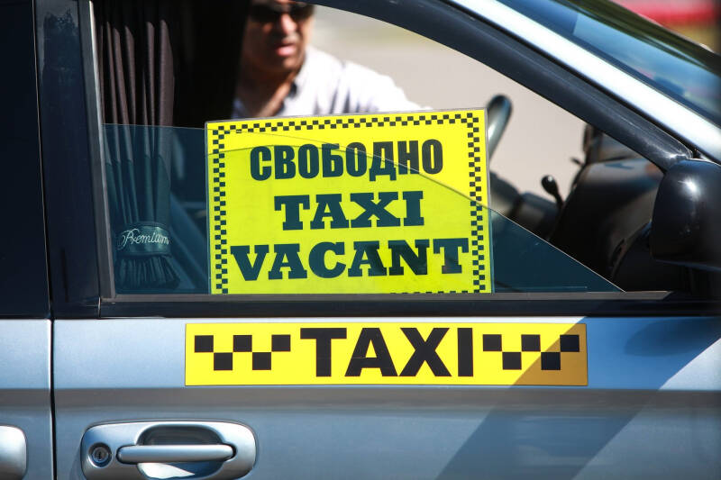 Говорят, не повезет: 75% таксистов не выполнили новые требования для работы с 1 сентября