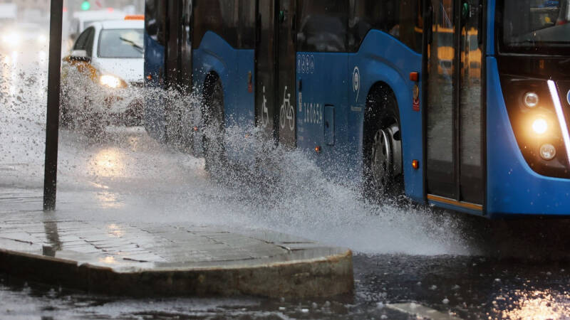 В Москве из-за ливня ушел под воду автобус с людьми