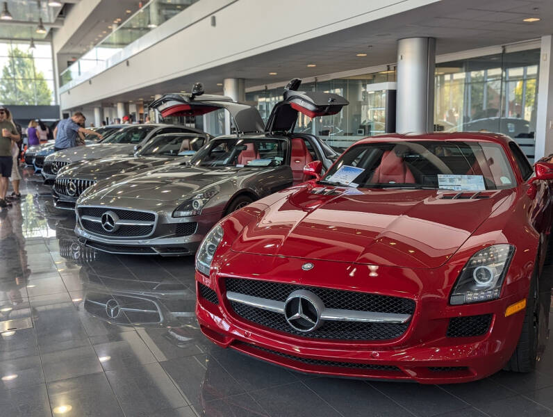 Акции Mercedes упали более чем на 7% после ухудшения годового прогноза