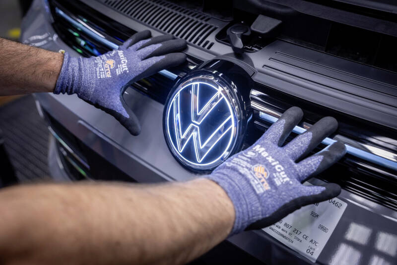Акции Mercedes упали более чем на 7% после ухудшения годового прогноза